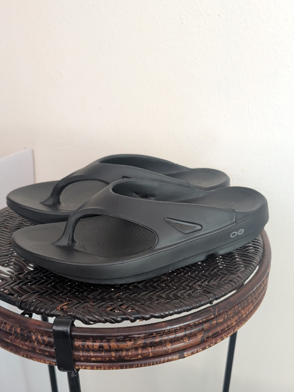 Oofos Men Size 9 Black Flip Flop Sandals